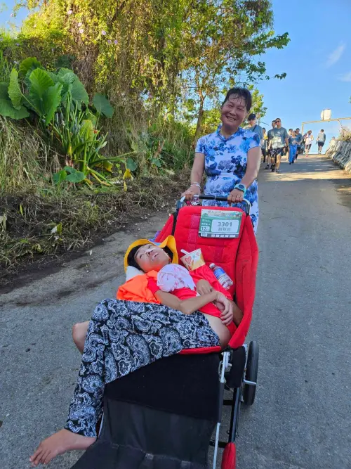 ▲從2017年開始，陳嘉齡帶著小比挑戰各種馬拉松賽事，到了2024年已經完賽300多場賽事。（圖／翻攝小比的跑旅雜記臉書）