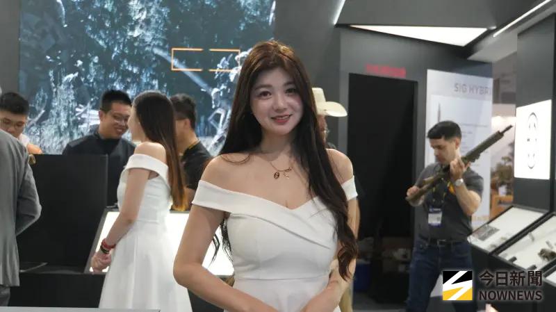 ▲2025台北國際航太暨國防工業展,國際槍廠西格紹爾(SIG SAUER)的Show Girl。(圖/記者呂炯昌攝)