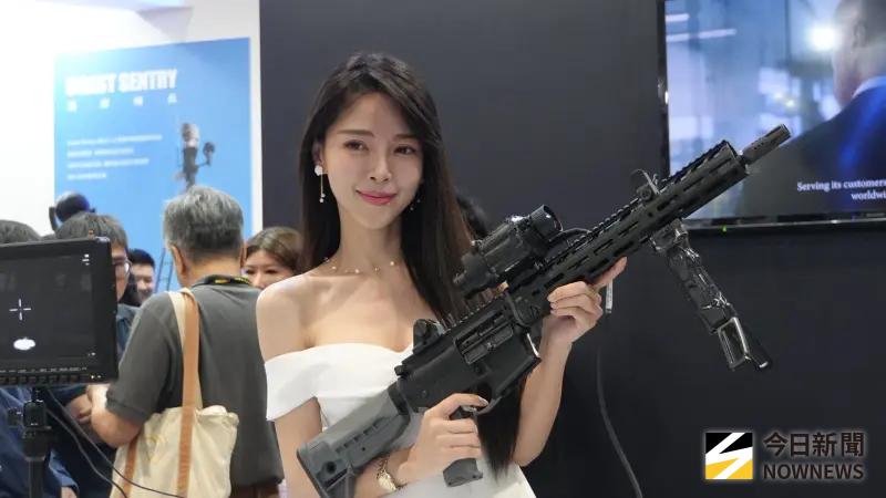 ▲2025年台北國際航太暨國防工業展展場女郎手持台灣國造T112步槍。（圖／記者呂炯昌攝）