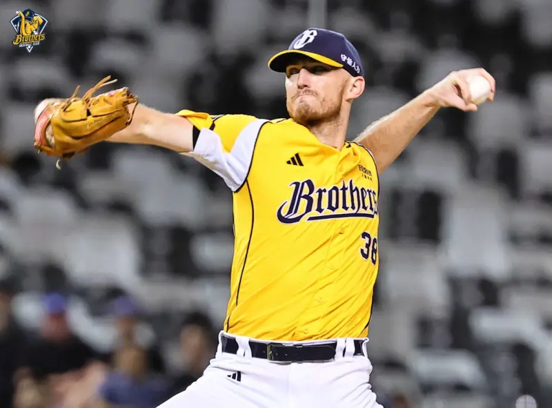 ▲李博登賽後跟詹子賢有諸多有趣互動，展現兩人好交情，李博登受訪時也告白詹子賢，說他是球隊開心果，地位無人能取代。（圖／中信兄弟提供）