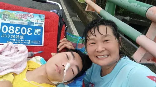 ▲台灣「超跑媽媽」陳嘉齡獨自照顧患有重度腦性麻痺的兒子「小比」，從2017年開始帶著小比參加數百場馬拉松比賽。（圖／翻攝小比的跑旅雜記臉書）