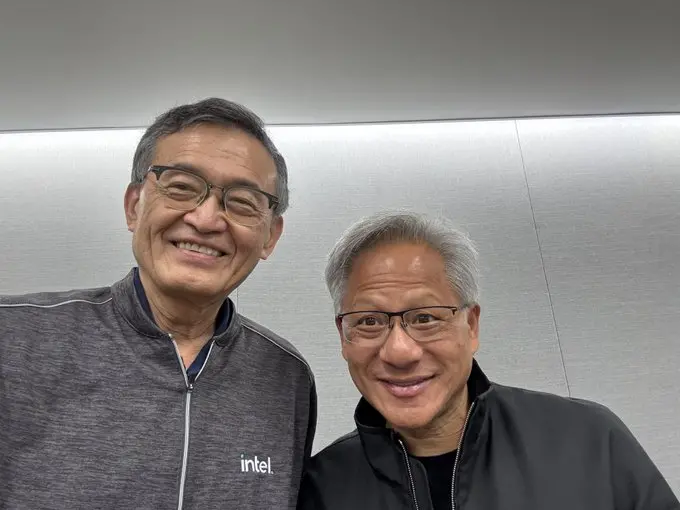 輝達助陣Intel股價狂飆！陳立武曬黃仁勳合照：結合最佳技術