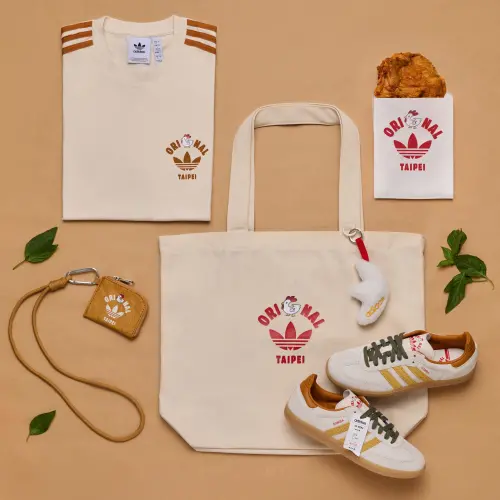 ▲adidas Logo大開「Ori🐔Nal」諧音梗玩笑，正中台灣人的心。雞排系列撞色T恤1690元、托特包1890元。（圖／翻攝自adidas官網）