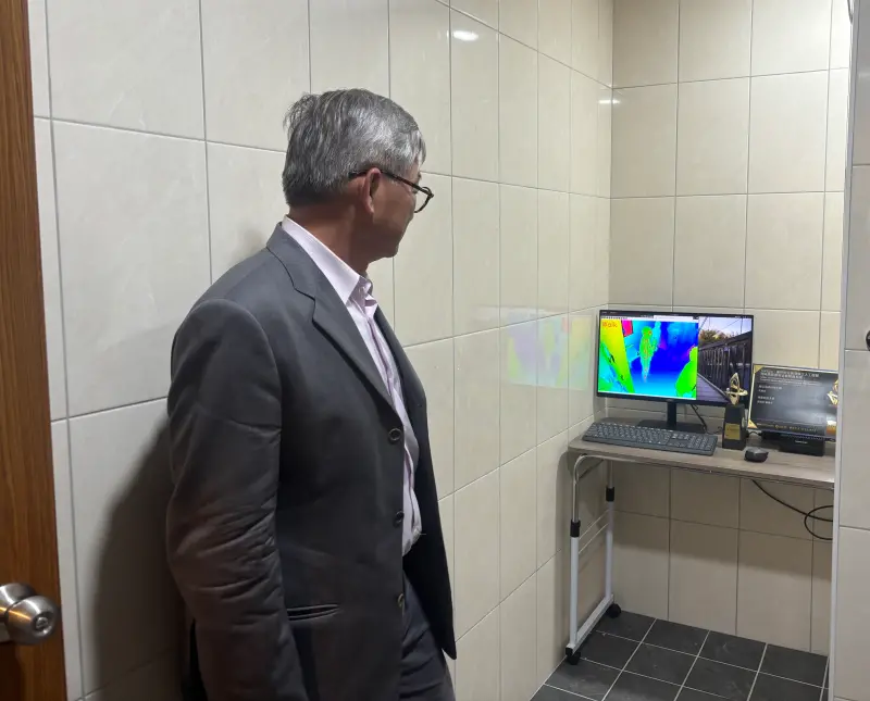 ▲國科會主委吳誠文在悠然山莊安養中心看去識別化的跌倒偵測。（圖／記者李青縈攝）