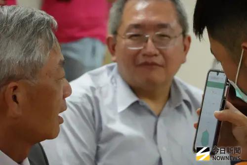 ▲國科會主委吳誠文體驗非接觸血壓量測。（圖／記者李青縈攝）