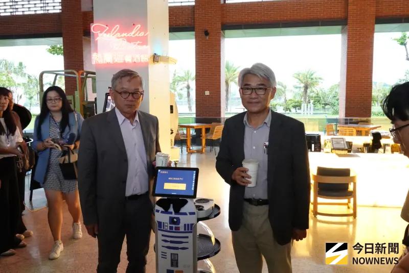 ▲國科會主委吳誠文（右）與福爾摩沙遊艇酒店董事長謝文祥體驗收送餐機器人。（圖／記者李青縈攝）