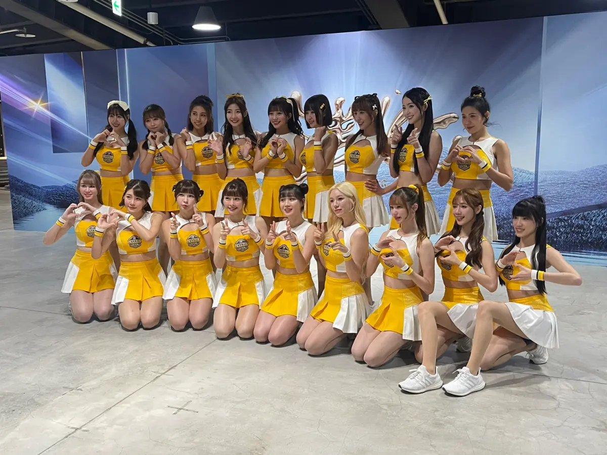 ▲中信兄弟啦啦隊女孩Passion Sisters成軍第12年，昨（19）日發表全新單曲《WE GOT YOU》，大走溫情風，歌詞中加入中、日、韓3國語言，由學姊峮峮（前排左4）率領學們妹獻唱。（圖／記者林子翔攝）