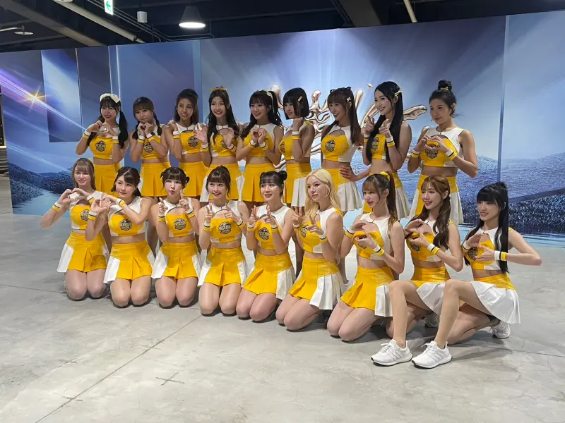 ▲中信兄弟啦啦隊女孩Passion Sisters成軍第12年，昨（19）日發表全新單曲《WE GOT YOU》，大走溫情風，歌詞中加入中、日、韓3國語言，由學姊峮峮（前排左4）率領學們妹獻唱。（圖／記者林子翔攝）