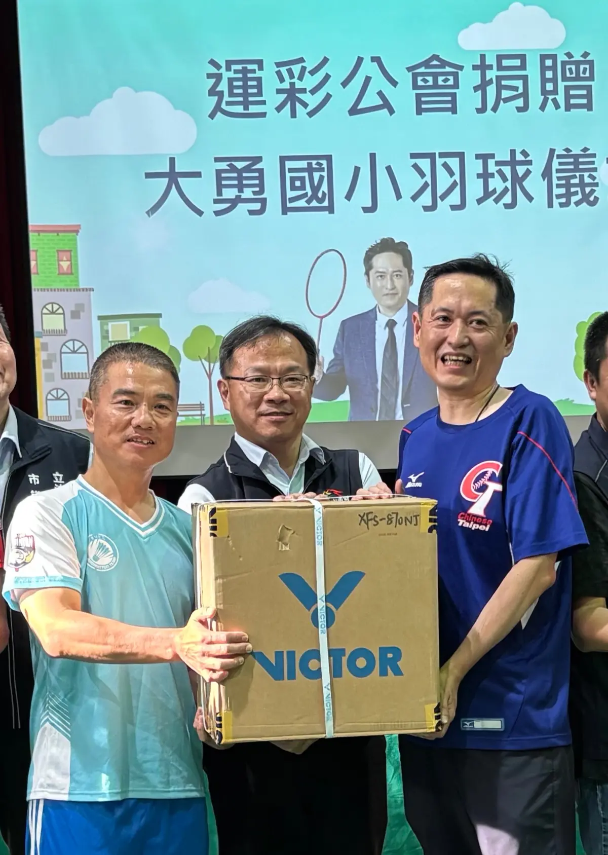 ▲何昱奇（右）強調，領取這一萬元，是對長期稅收與勞動的補償，不該被視為「國庫的小偷」。（圖／資料照片）