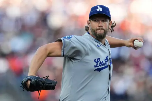 ▲MLB洛杉磯道奇強投克蕭（Clayton Kershaw）今（19）日無預警宣布將在今年球季結束後引退，回顧柯蕭職業生涯，曾3度拿下國聯賽揚，更於今年投出生涯第3000K，正式確立一代強投地位，同時也用18年職業生涯，寫下「一人一城」的傳奇故事。（圖／美聯社／達志影像）