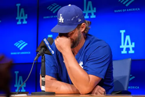 ▲美國職棒大聯盟（Major League Baseball）洛杉磯道奇傳奇左投克蕭（Clayton Kershaw）於今（19）日在道奇球場舉行引退記者會。克蕭在家人和隊友的陪伴下在談話中一度激動落淚。（圖／美聯社／達志影像）