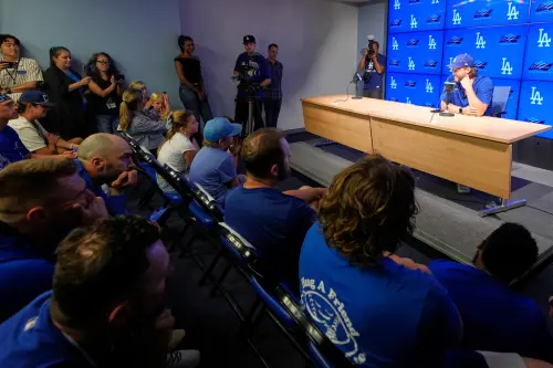 ▲美國職棒大聯盟（Major League Baseball）洛杉磯道奇傳奇左投克蕭（Clayton Kershaw）於今（19）日在道奇球場舉行引退記者會，宣布將於本季結束後正式退休。球隊全體上下，包括大谷翔平在內的隊友們皆親臨現場。（圖／美聯社／達志影像）