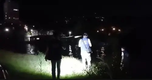 ▲警方循線追查出老婦人是遭到媳婦裝進行李箱棄屍。（圖／翻攝畫面）