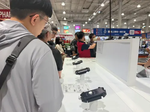 ▲每年開搶好市多iPhone的人，有一部分其實也是個人賣家，這類人會在iPhone新機上市時進場購買，並透過轉賣模式賺取價差。（圖／記者黃韻文攝）