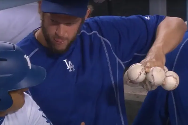 ▲克蕭球感為何這麼好？可能和他一雙巨掌也有關係，他曾在休息室與隊友嬉鬧，並展現自己投球的左手可以同時夾住六顆棒球，超強指力和尺寸讓人咋舌。（圖／翻攝自YouTube）