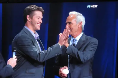 ▲柯蕭曾與道奇名投柯法斯（Sandy Koufax） 一同參加慈善活動時，兩人當場比手掌。（圖／翻攝自X）