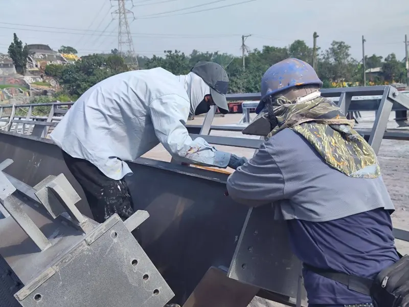 ▲在高市警局少年隊、少輔會的協助阿光進入職場，不斷嘗試投入各種職場後，阿光最終成功與職場接軌，現穩定從事金屬材料工作，重拾生活重心。（圖／高市警局少年隊提供）