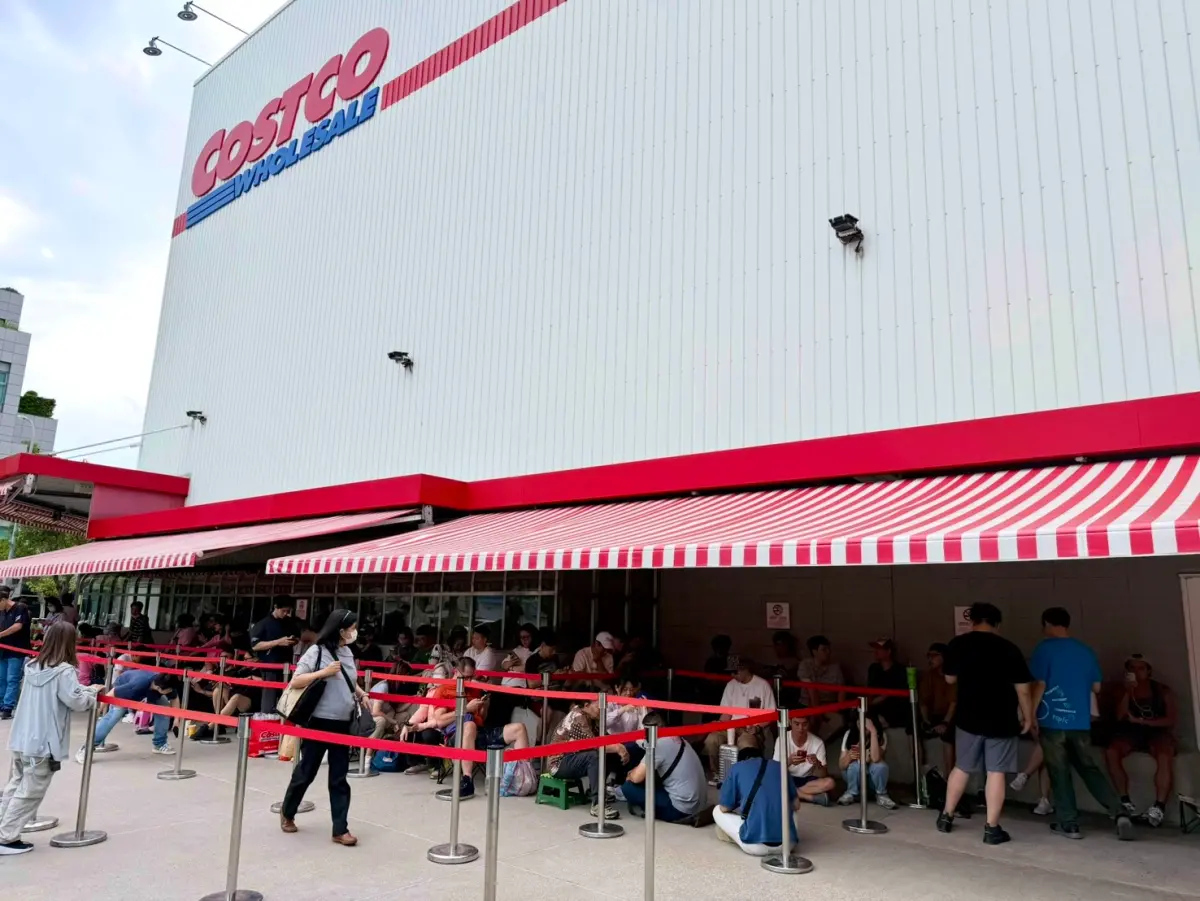 ▲好市多今（19）開賣iPhone 17，記者一早8點多前往內湖店直擊，已經排了近百人。（圖／記者黃韻文攝）