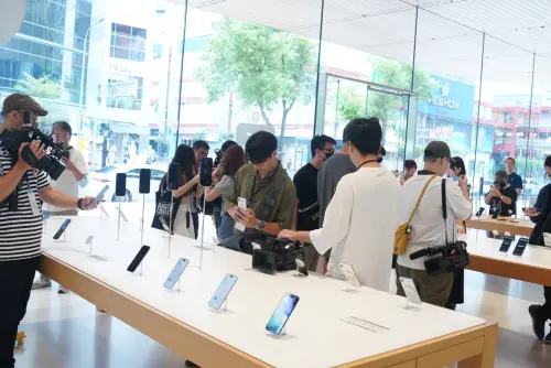 ▲iPhone 17於今（19）日正式開賣，一早直營門市就湧現許多準備拿新機的民眾。（圖／NOWNEWS攝影中心）
