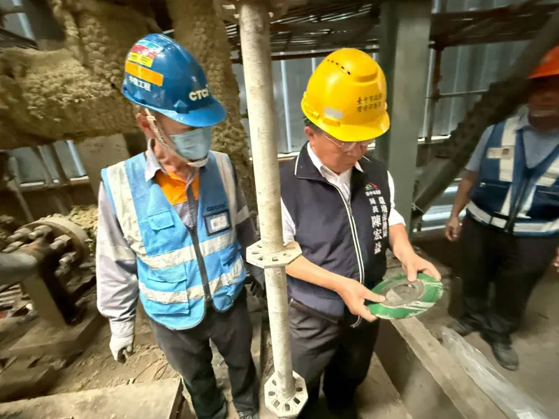 ▲環保局長陳宏益檢視與興達電廠洩漏事故點相對位置的法蘭材質。（圖／台中市政府提供，2025.09.19）