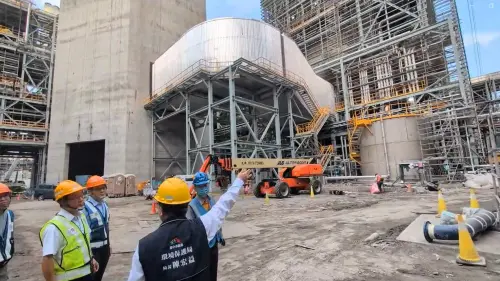 ▲環保局長陳宏益前往中火燃氣機組施工及試車現場巡檢。（圖／台中市政府提供，2025.09.19）
