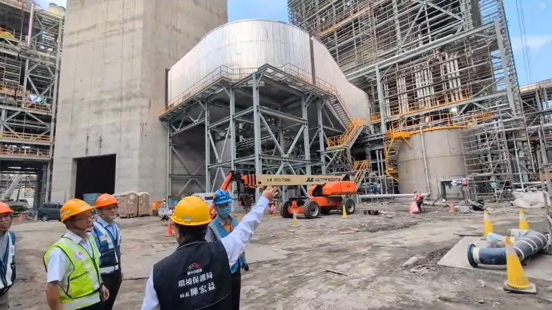   ▲環保局長陳宏益前往中火燃氣機組施工及試車現場巡檢。（圖／台中市政府提供，2025.09.19）  