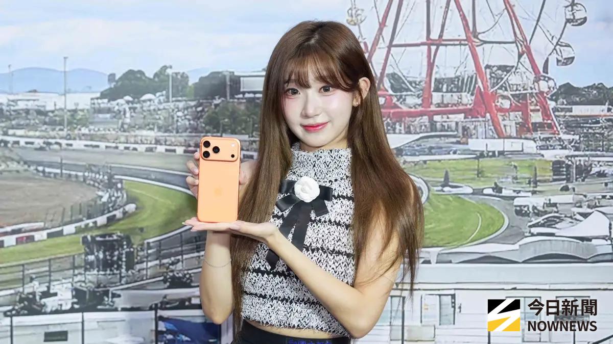 ▲今（19）日是iPhone 17首賣日，台灣大哥大代言人李珠珢驚喜現身松菸「搶頭香」，並親自透露自己昨晚只睡2小時，但仍甜笑揮手跟粉絲打招呼，展現女神魅力。（圖／記者張一笙攝）