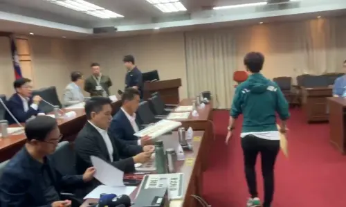 影／尬！陳亭妃「不請自來」現身記者會　郭國文驚：牌子有沒有做
