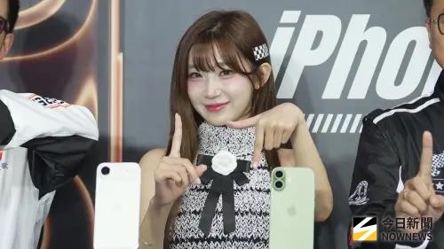 ▲李珠珢作為台灣大哥大年度代言人，今日一早現身松山文創園區跟著「果迷」們一同搶頭香。（圖／記者張一笙攝）