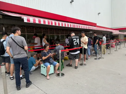 ▲好市多內湖店早上8點多已排隊近百人。（圖／記者黃韻文攝）