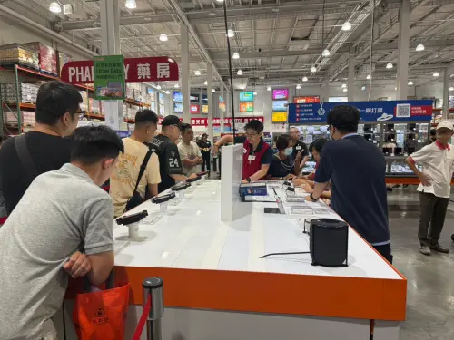 ▲內場約5至8名以上工作人員，隨時通報排隊民眾庫存量，內湖店iPhone 17開賣現場還算流暢。（圖／記者黃韻文攝）