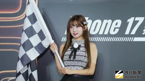 ▲李珠珢化身「最美旗手」，宣布iPhone 17系列首賣活動開始。（圖／記者張一笙攝）