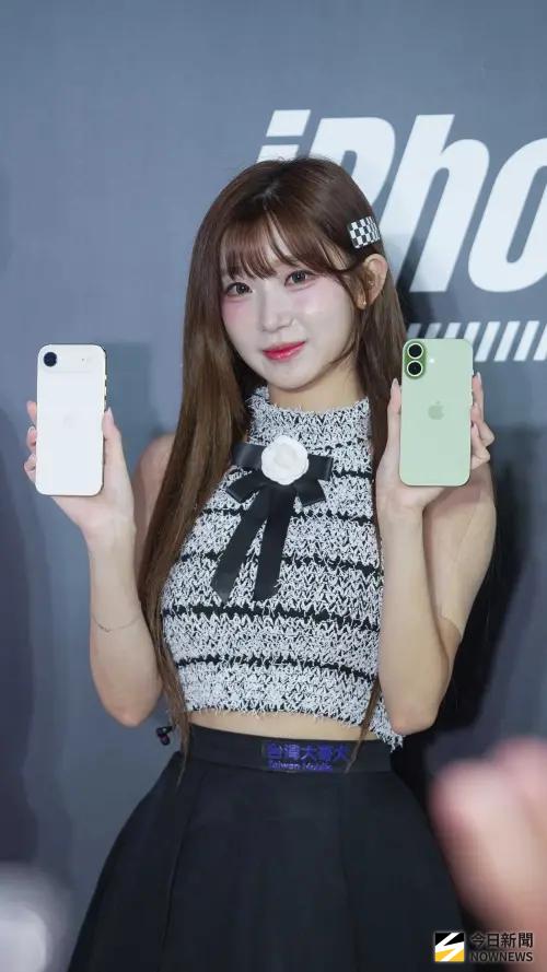 ▲李珠珢現場手持iPhone 17系列產品，成功「搶頭香」。（圖／記者張一笙攝）
