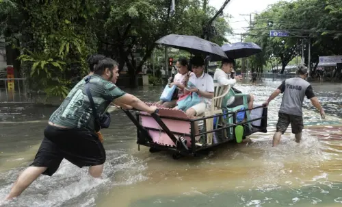 ▲菲律賓馬尼拉多處街道因強降雨嚴重淹水，居民搭乘臨時改裝的推車涉水出行，場面宛如水上通勤。（圖／美聯社／達志影像）
