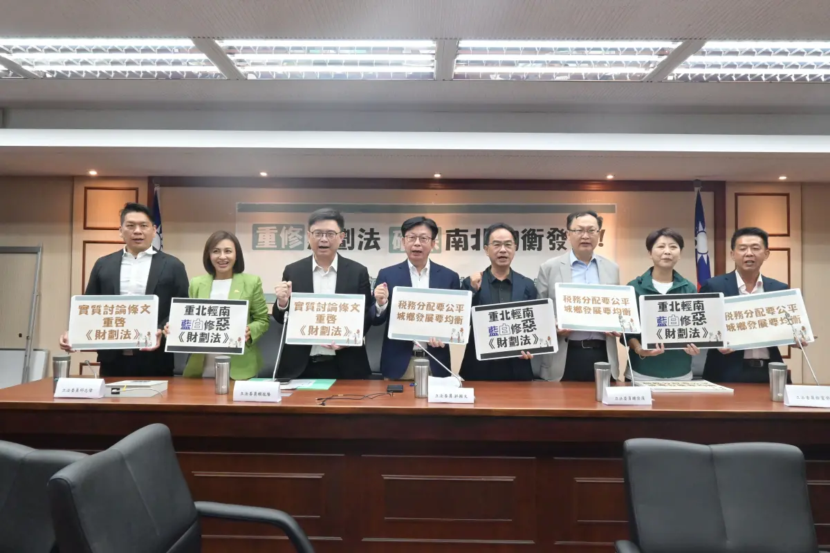 ▲民進黨立委郭國文今（19）日邀請南高屏綠委徐富癸、邱議瑩、邱志偉、李柏毅、許智傑、賴瑞隆、陳亭妃一同出席記者會。（圖／郭國文辦公室提供）