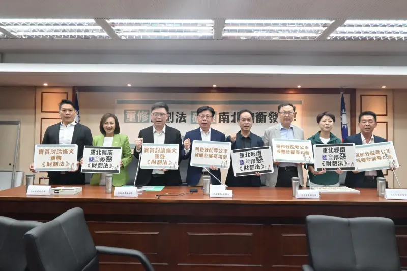 ▲民進黨立委郭國文今（19）日邀請南高屏綠委徐富癸、邱議瑩、邱志偉、李柏毅、許智傑、賴瑞隆、陳亭妃一同出席記者會。（圖／郭國文辦公室提供）