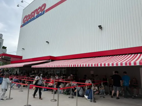 ▲記者直擊好市多一大早就已經有許多民眾在排隊，等待購買最新iPhone 17新機，有不少人都是熬夜排隊要搶前排。（圖/記者黃韻文攝）