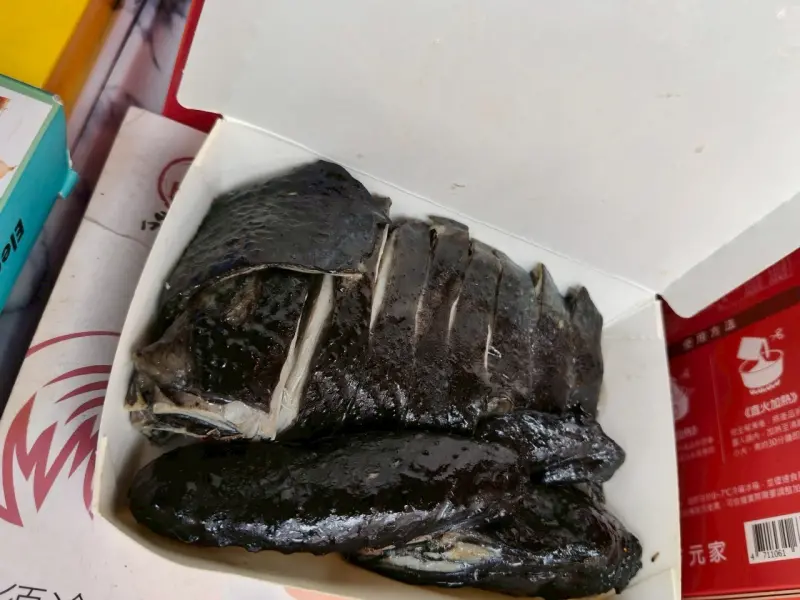 ▲北市衛生局公布114年攤商及流動攤販即食食品第2波抽驗結果，其中有攤販的自製烏骨雞，驗出沙門氏桿菌陽性。（圖／北市衛生局提供）