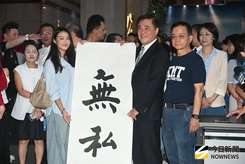 ▲國民黨主席選舉辯論最終場今（11）日登場，前副主席郝龍斌在提問時說，這次黨主席選舉，有幕後團隊利用AI技術虛構評論員、合成影片，再透過大量帳號同步投放，製造輿論假象，已屬典型的網路認知作戰，要求各候選人表態。（圖／記者林調遜攝，2025.09.19）