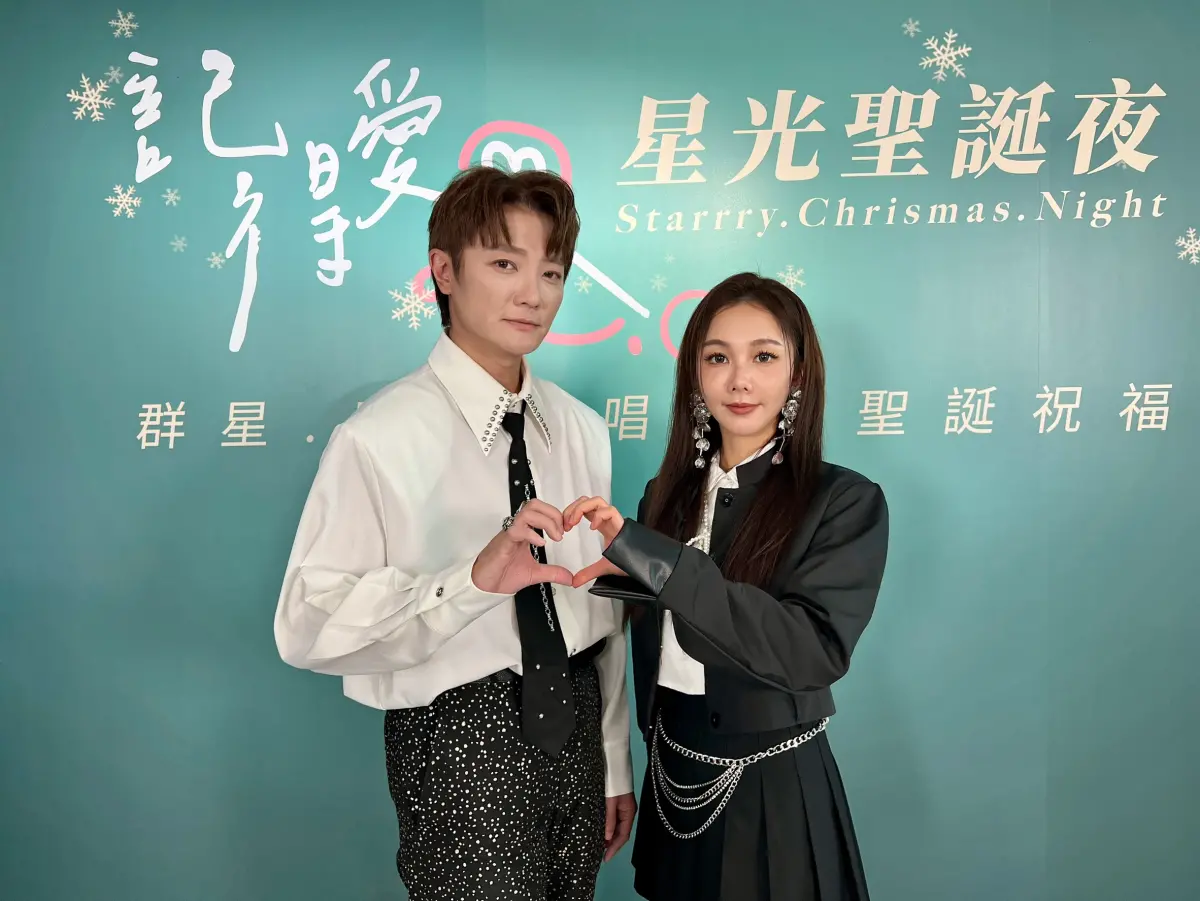 ▲歌手錦雯在本土劇中清唱6字金曲，遭索取5萬版權費引發爭議。對此，身為資深音樂人阿沁（左）表示尊重版權，並透露自己每半年版權收入高達3000萬，謙稱「只是中間」。右為「公益女神」楊婷婭。（圖／紅心字會提供）