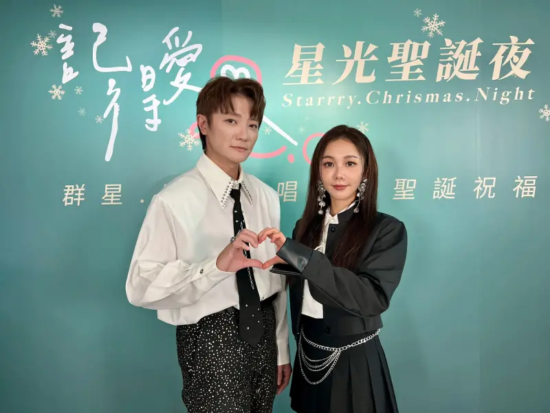 ▲歌手錦雯在本土劇中清唱6字金曲，遭索取5萬版權費引發爭議。對此，身為資深音樂人阿沁（左）表示尊重版權，並透露自己每半年版權收入高達3000萬，謙稱「只是中間」。右為「公益女神」楊婷婭。（圖／紅心字會提供）