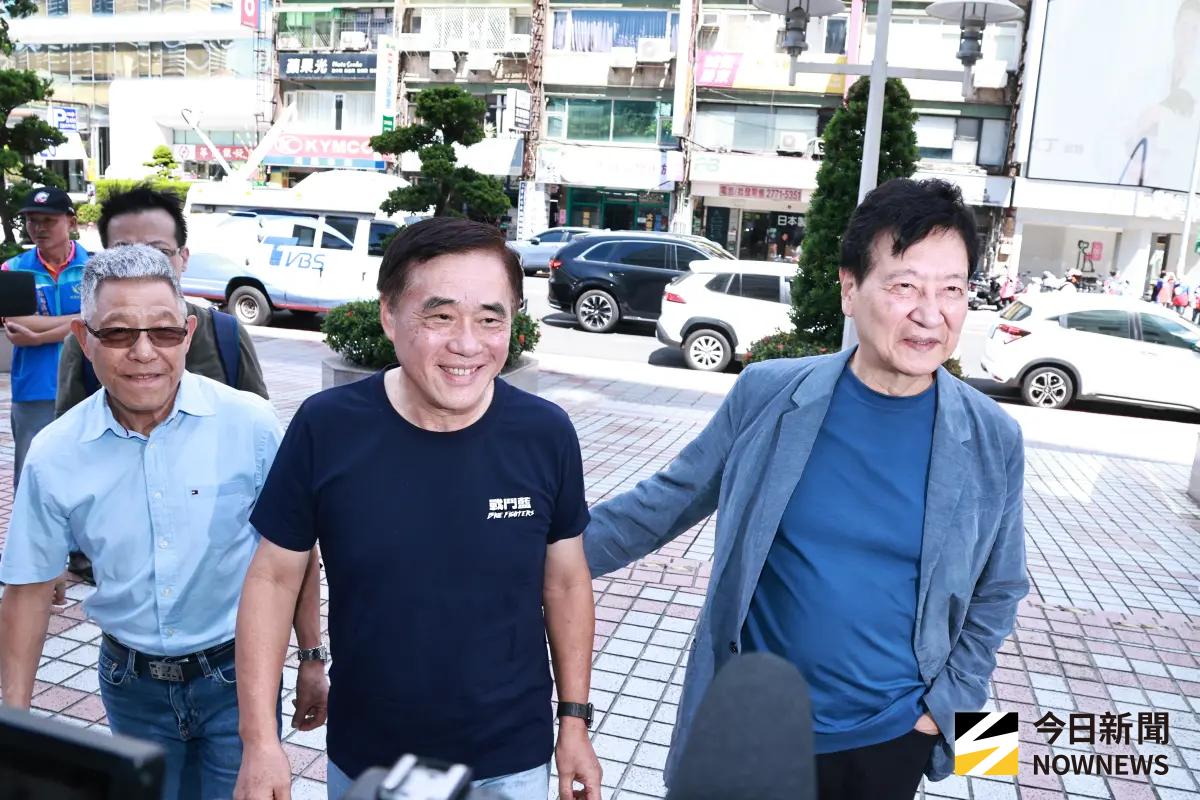 ▲前台北市長郝龍斌上個月在戰鬥藍召集人趙少康的陪同下，赴國民黨黨中央領表。（圖／記者吳翊緁攝，2025.09.18）