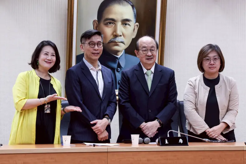 ▲新任黨團幹部產生，由鍾佳濱擔任幹事長、陳培瑜擔任書記長。（圖／記者朱永強攝，2025.09.19）