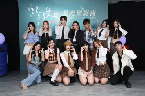 ▲音樂人阿沁（後排左3）近期和百位藝人一起錄製公益歌曲《城市聖誕星City Christmas Star》。（圖／紅心字會提供）