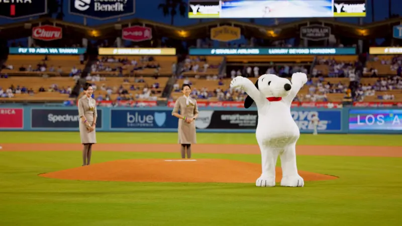 ▲星宇航空睽違一年，在美國時間17日，再度於道奇球場舉辦「星宇日」，並邀請全球知名的Snoopy擔任開球嘉賓。（圖／星宇航空提供）