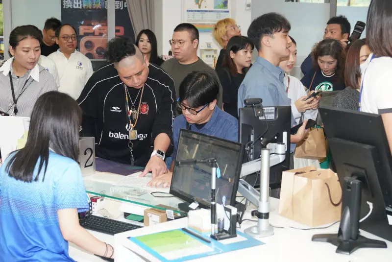 ▲中華電信iPhone 17首賣日，吸引滿滿人潮到現場申辦。（圖／記者林敬原攝）