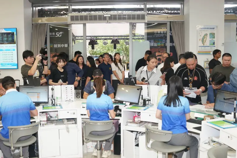 ▲三大電信商積極搶攻5G用戶數，4G 499不限速方案退場，目前4G 499方案為「限速吃到飽」。（圖／記者林敬原攝）