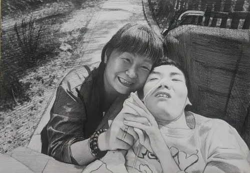 腦麻兒小比離世！生前躺病床「仍閉眼微笑」　母子合照看了心痛
