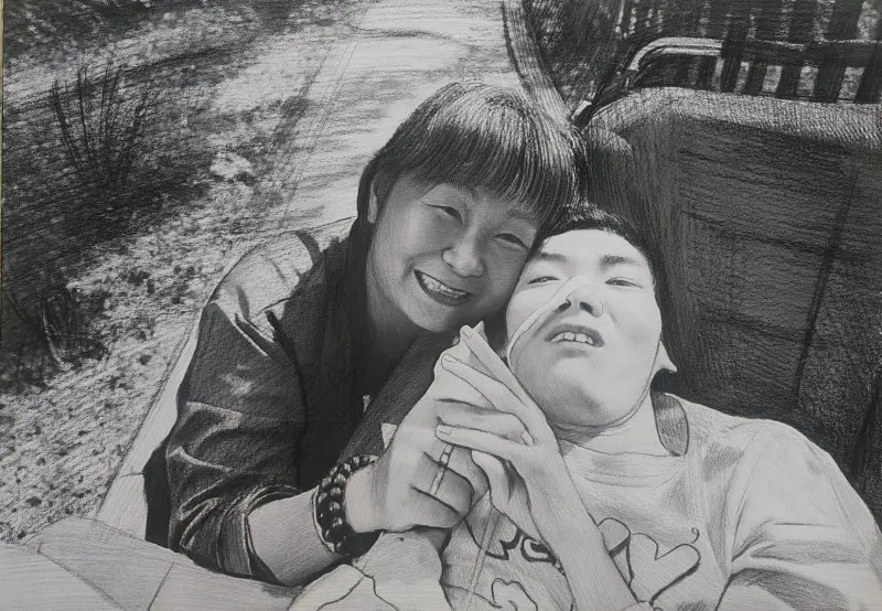 ▲腦麻兒小比驚傳離世，「超跑媽媽」陳嘉齡今日再次發聲，透露小比生前雖然躺病床仍露出微笑，直言是小比給她的最後禮物。（圖／小比的跑旅雜記）