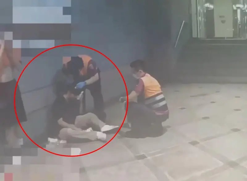 ▲23歲蕭姓台大碩士生被打破頭爆血，醫護人員緊急到場協助。（圖／翻攝畫面）